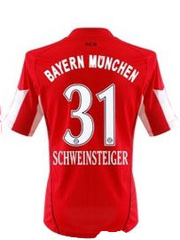 2010-11 Bayern Munich Home Shirt (Schweinsteiger 31)